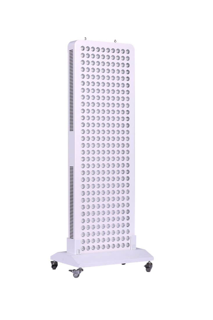 แผง RED LIFE PRO ติดตั้งบน FLOOR STAND อย่างมั่นคง